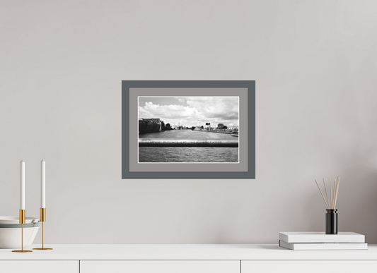 12 x 8″, Solid Wood Frame with Passse-partout Berlin Liebt Dich