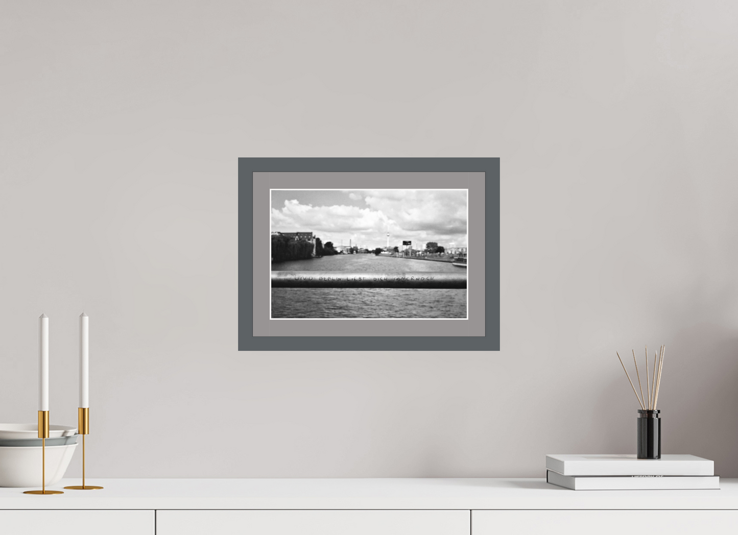 12 x 8″, Solid Wood Frame with Passse-partout Berlin Liebt Dich